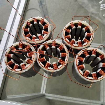 完全に自動モーター回転機 8kw 歯回転 コーティングステータスタック サプライヤー