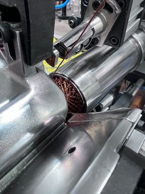 フライヤータイプ 装甲式巻き込み機 全自動 4 ポール ラップコイル巻き込み機 サプライヤー